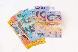 Australia saat ini dalam lembaran dolar lima, sepuluh, 20 dan 50 denominasi
