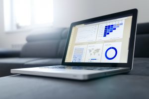 analitik dan laporan data di laptop