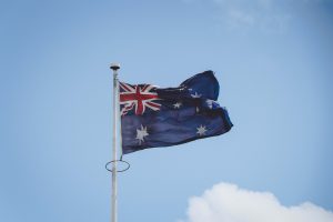 Bendera Australia tertiup angin
